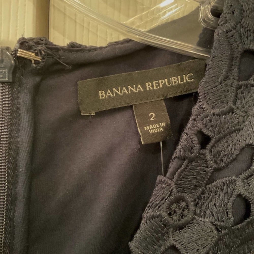 Banana Republic V-neck Lace Navy
Dress w/Pockets! size 2. NWT - Picture 5 of 6